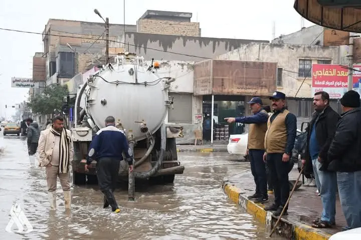 جهود بلدية متواصلة لتصريف مياه الأمطار في الديوانية