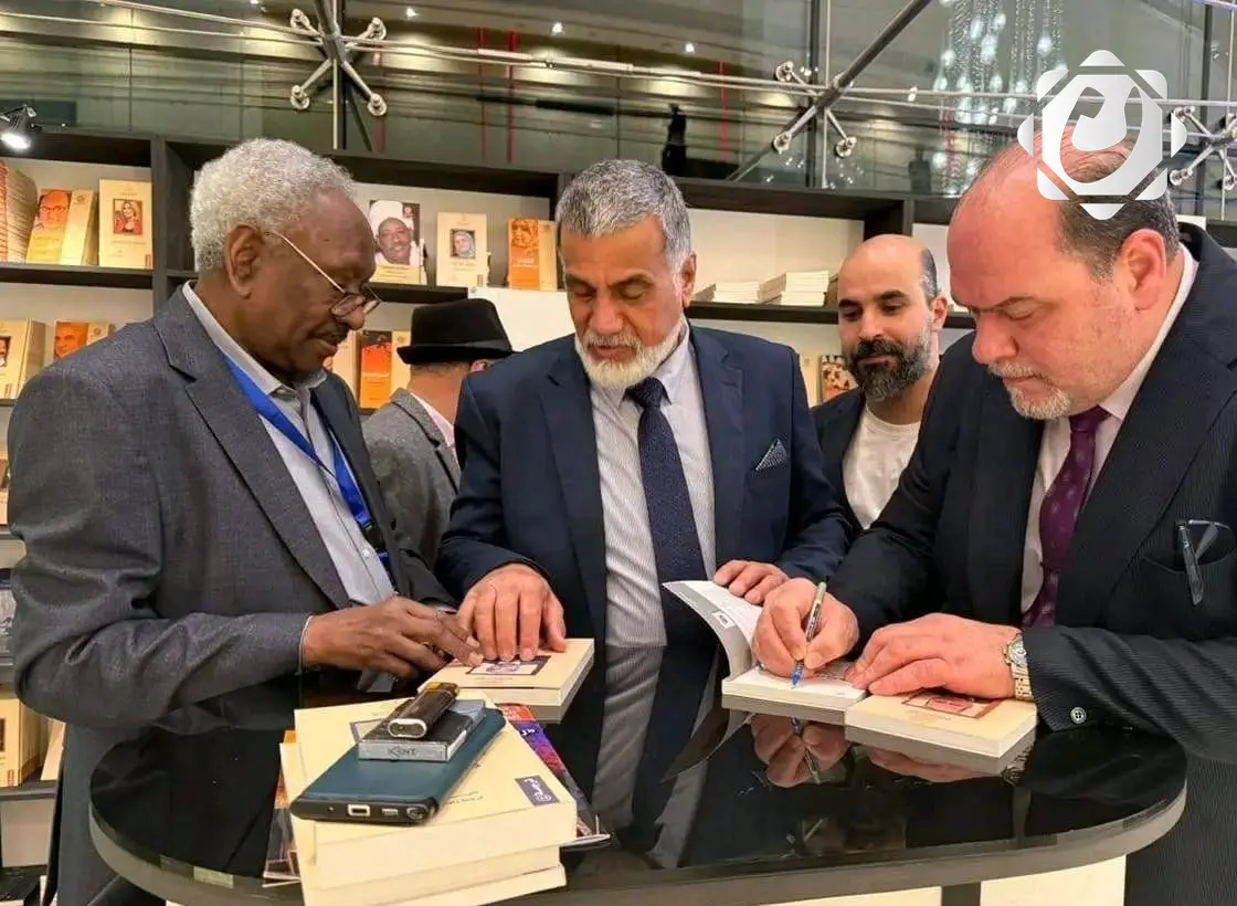 توقيع كتاب جديد يستعرض جماليات الحداثة في المسرح العراقي