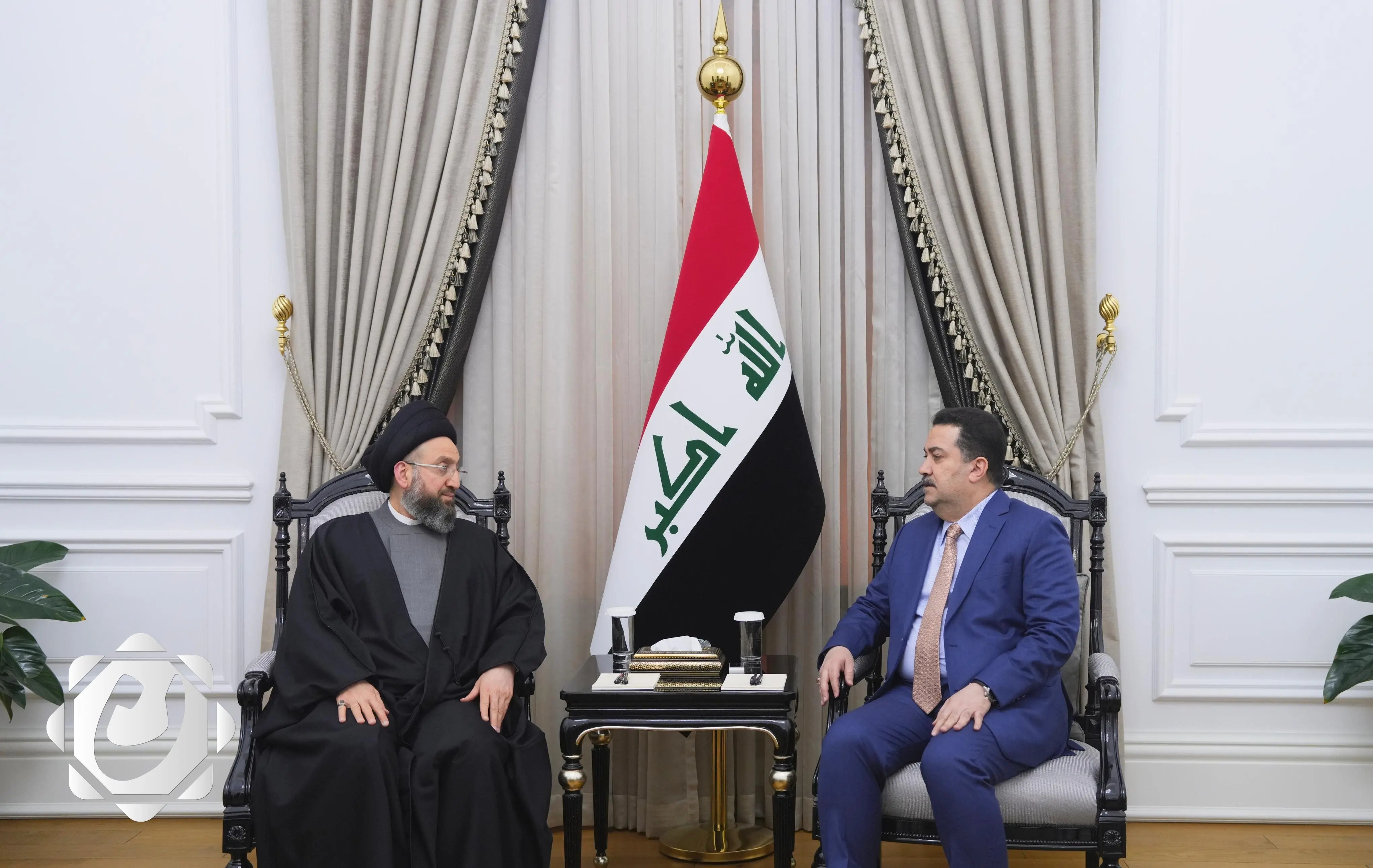 رئيس الوزراء يناقش مع السيد الحكيم استراتيجيات التنمية الحكومية