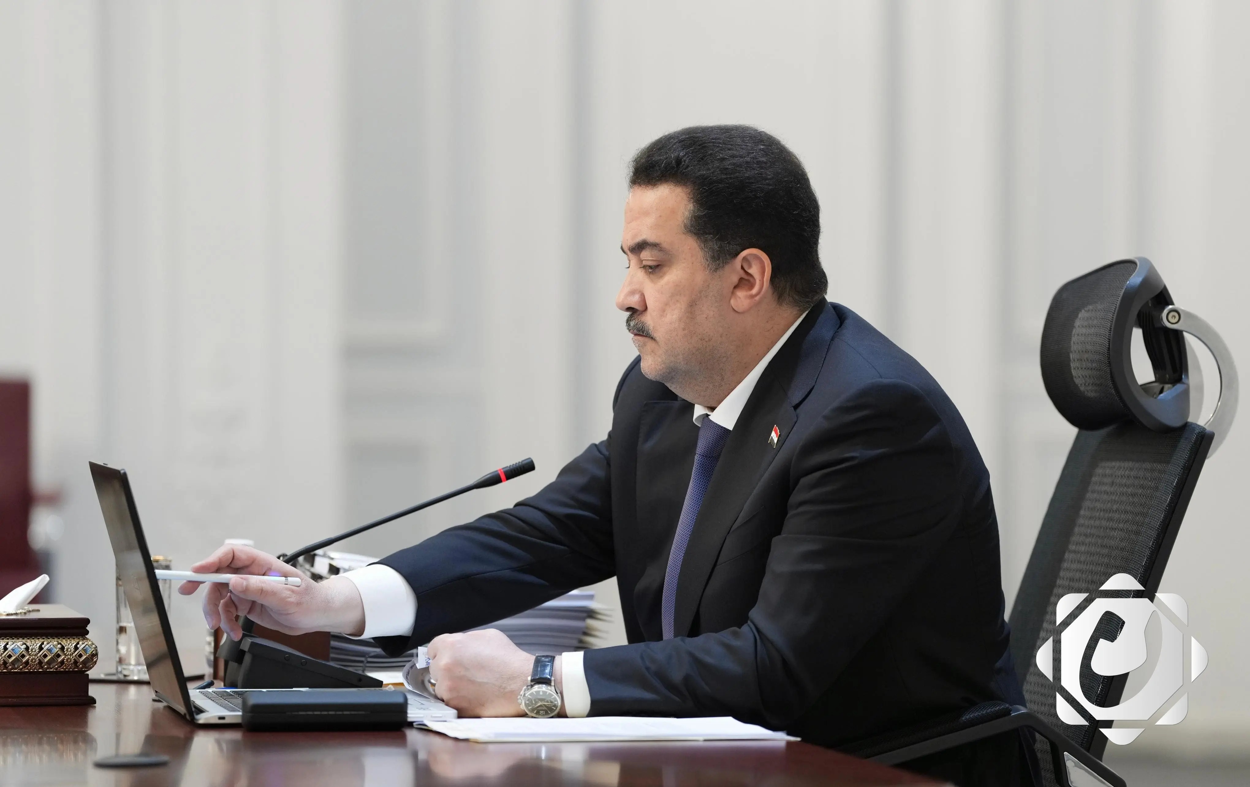 رئيس الوزراء يطلب تدقيق إجراءات عقد الترانزيت لشركة IQ