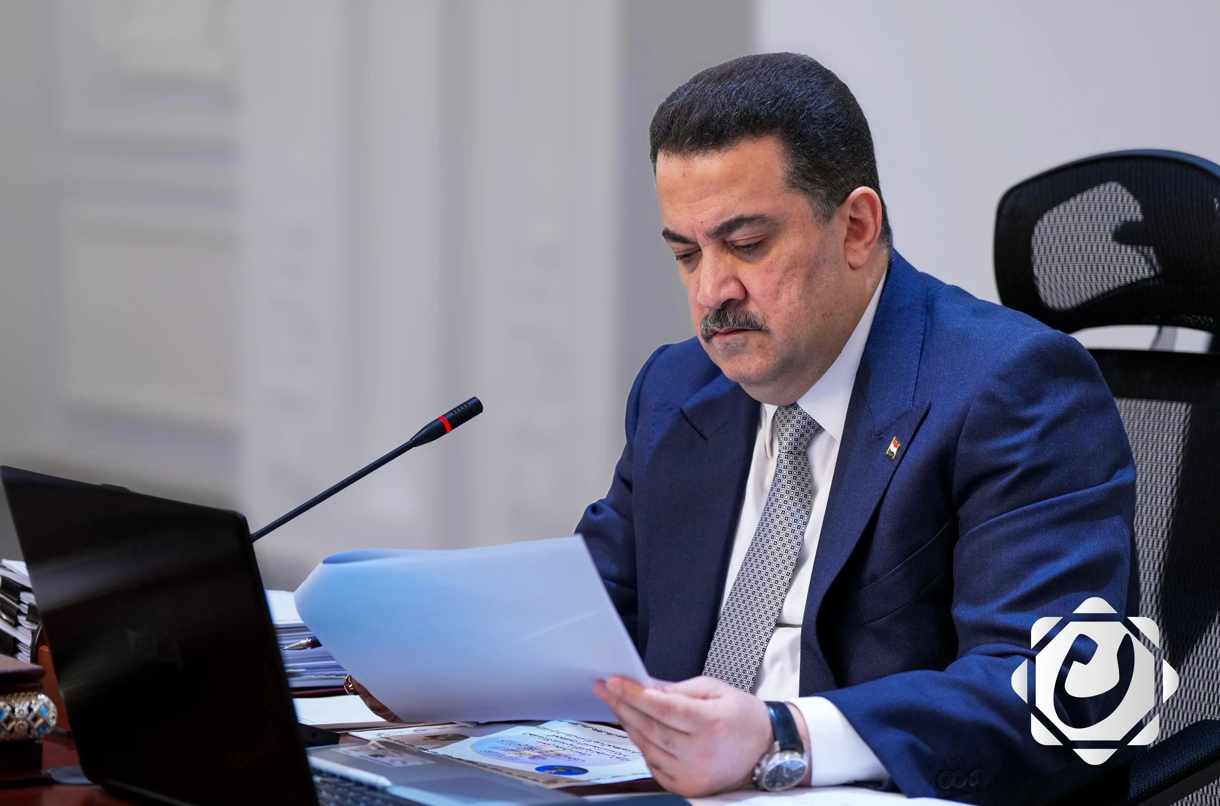 رئيس الوزراء يؤكد على الشفافية في صرف سلف المتقاعدين وتعويضات ضحايا الإرهاب