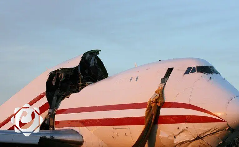 حادث مروع في أريزونا: مصرع شخص وإصابة آخرين جراء تصادم طائرتين