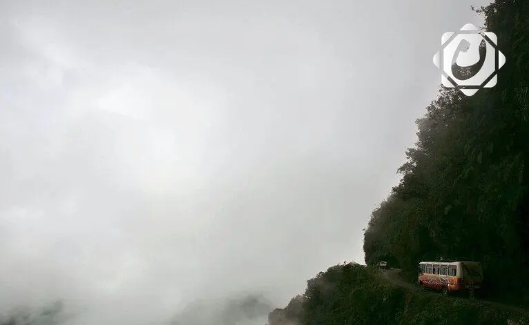 مأساة في بوليفيا: مقتل 31 شخصًا في حادث حافلة مأساوي