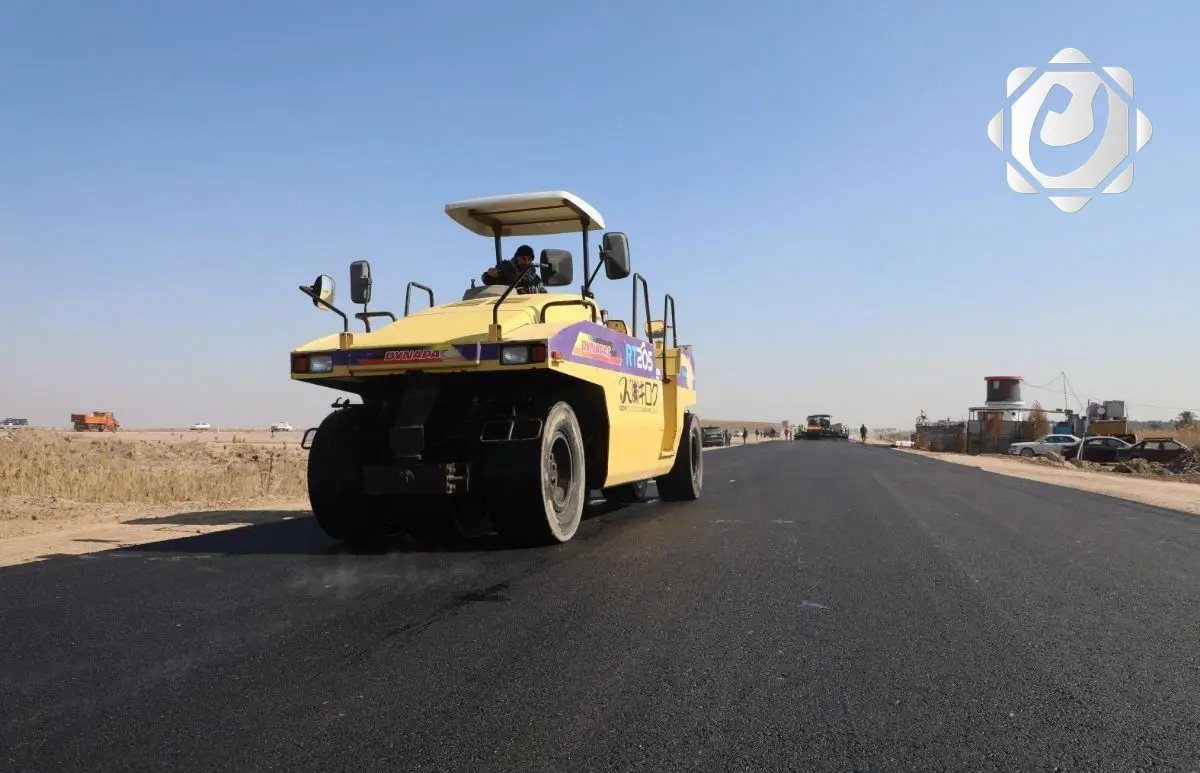 بدء أعمال إكساء الطريق الخدمي في أبو غريب لتحسين حركة المرور