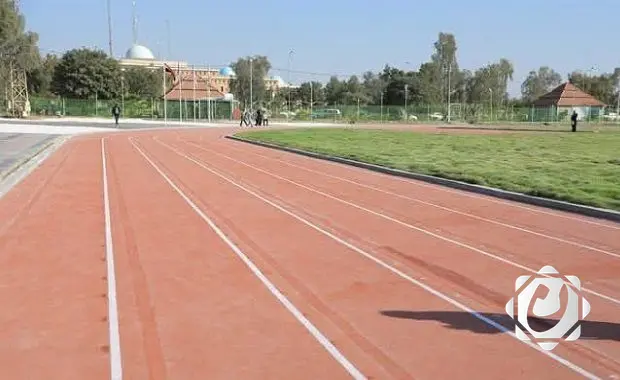 جهود صيانة ملعب جامعة القادسية لتعزيز الأنشطة الرياضية