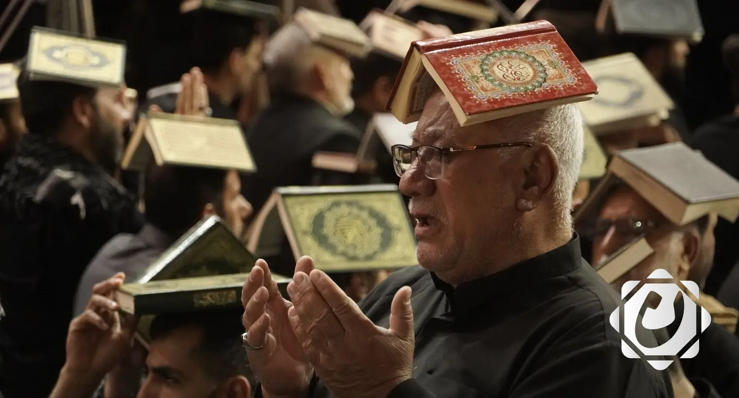 حشود مؤمنة تحيي ليلة جرح الإمام علي (ع) في النجف الأشرف