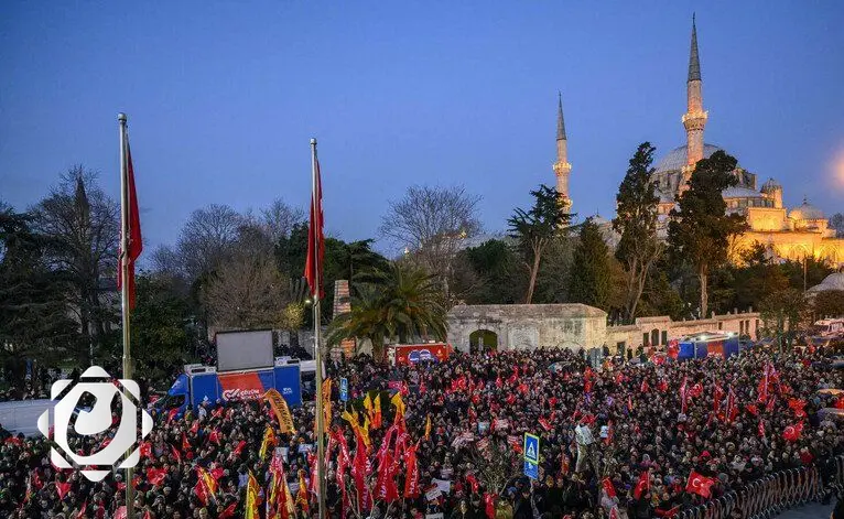 تجمع جماهيري حاشد في إسطنبول لدعم مرشح المعارضة أكرم إمام أوغلو