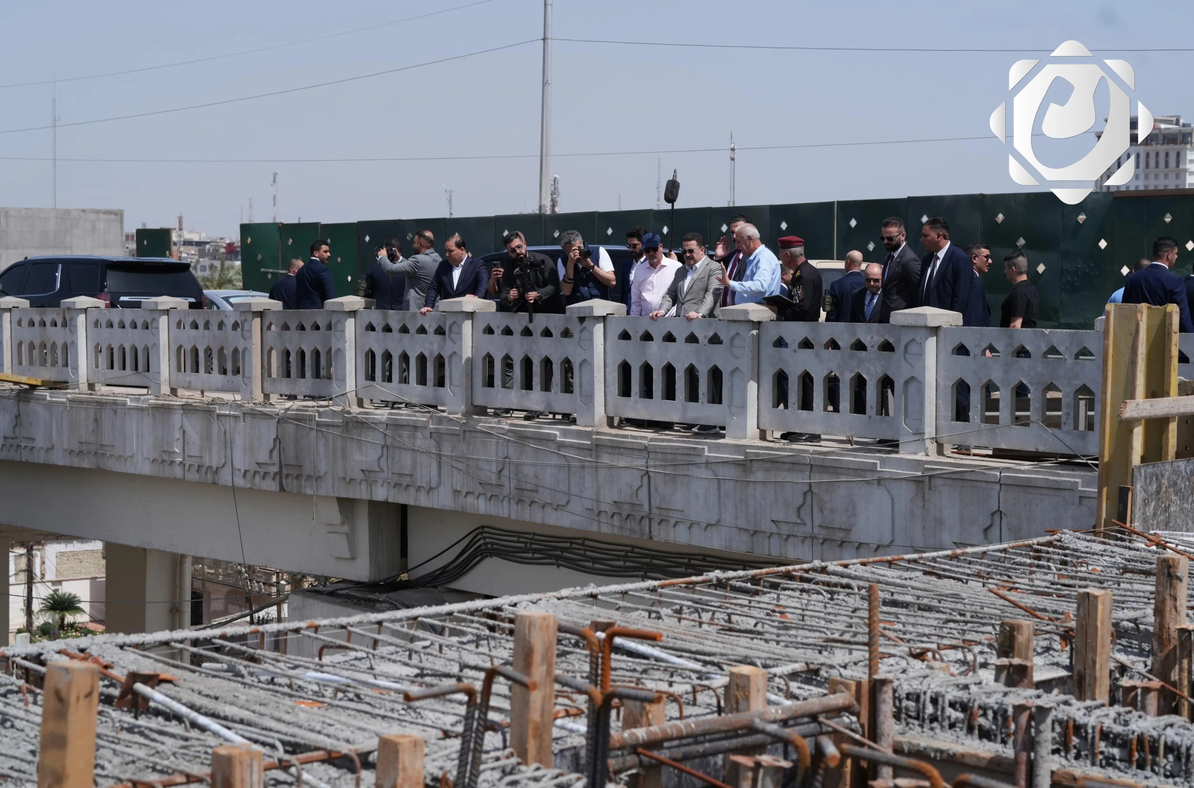 رئيس الوزراء يتفقد سير العمل في مشروع المجسر الرابط بين جسر الطابقين والمعلق
