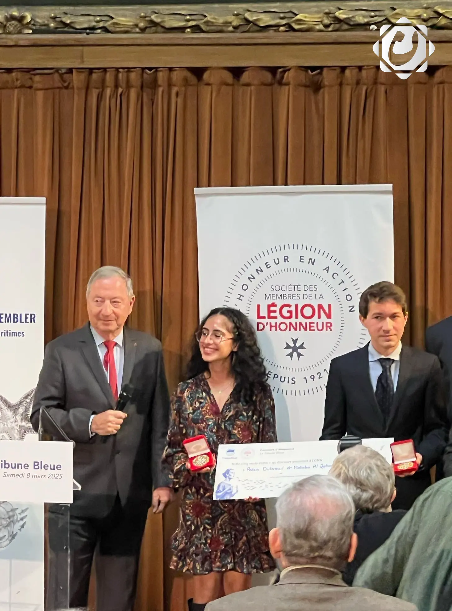 عراقية تتألق في باريس وتحصد المركز الأول في فن الخطابة