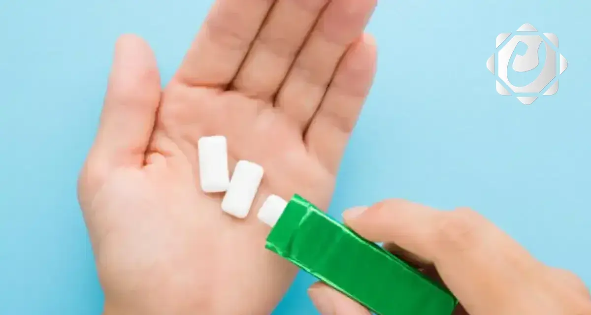 دراسة جديدة: مضغ العلكة قد يعرّض صحتك لمخاطر البلاستيك