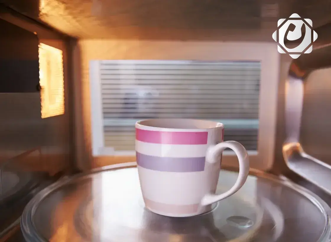 تسخين الشاي في الميكروويف: جدل علمي حول النكهة والفوائد