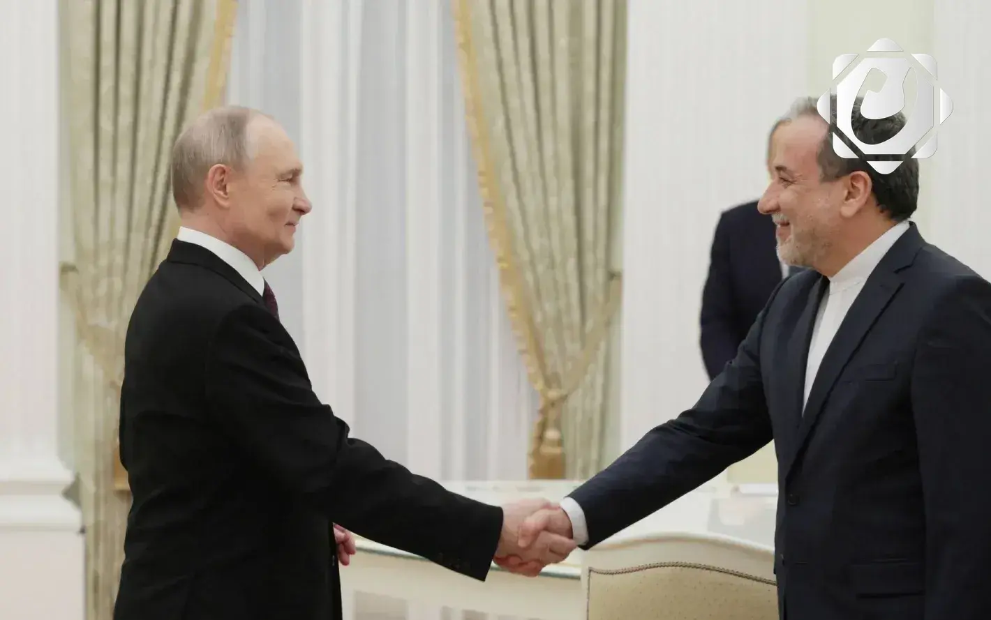 عراقجي يسلم بوتين رسالة خامنئي حول العلاقات الإيرانية الروسية