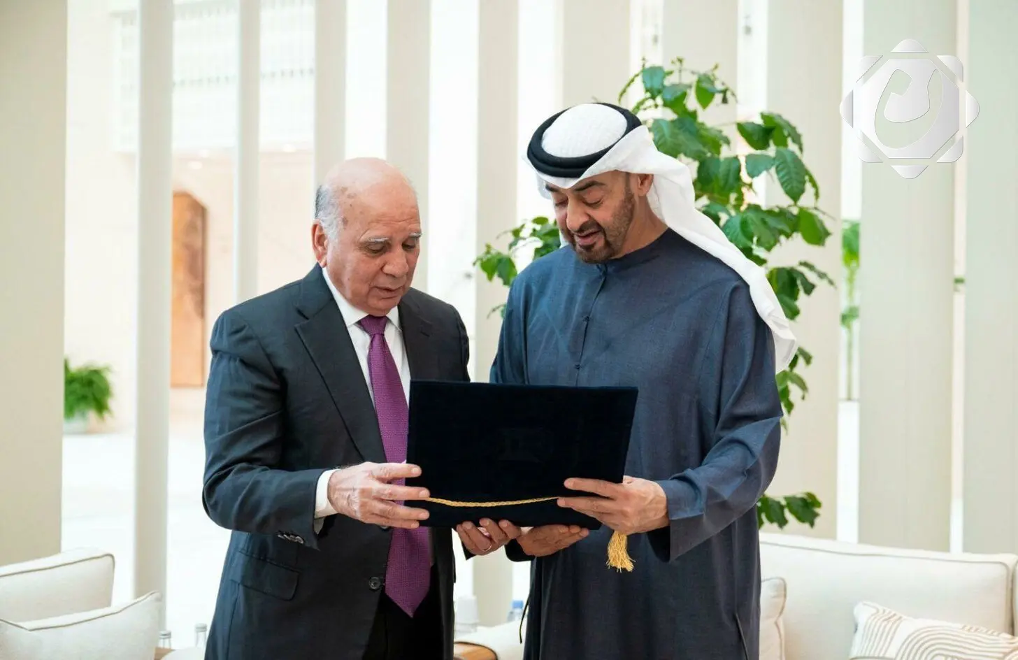 دعوة رسمية للإمارات لحضور القمة العربية: وزير الخارجية يسلم الشيخ محمد بن زايد