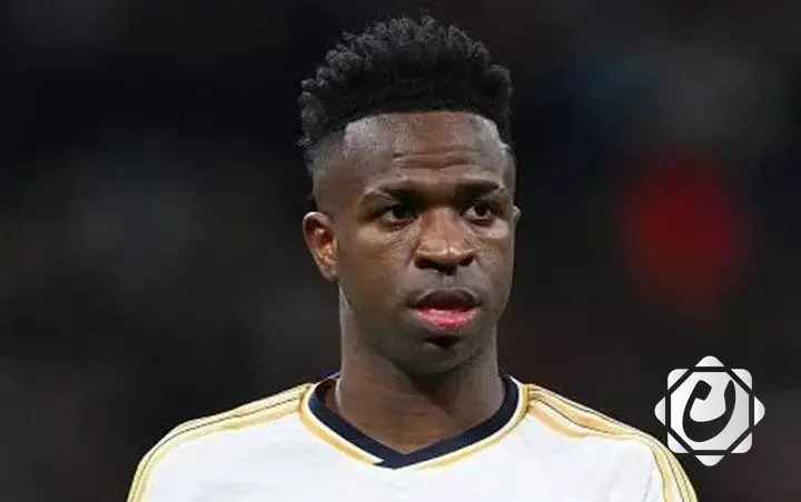 فينيسيوس جونيور يرفض عرض ريال مدريد ويطالب براتب أعلى