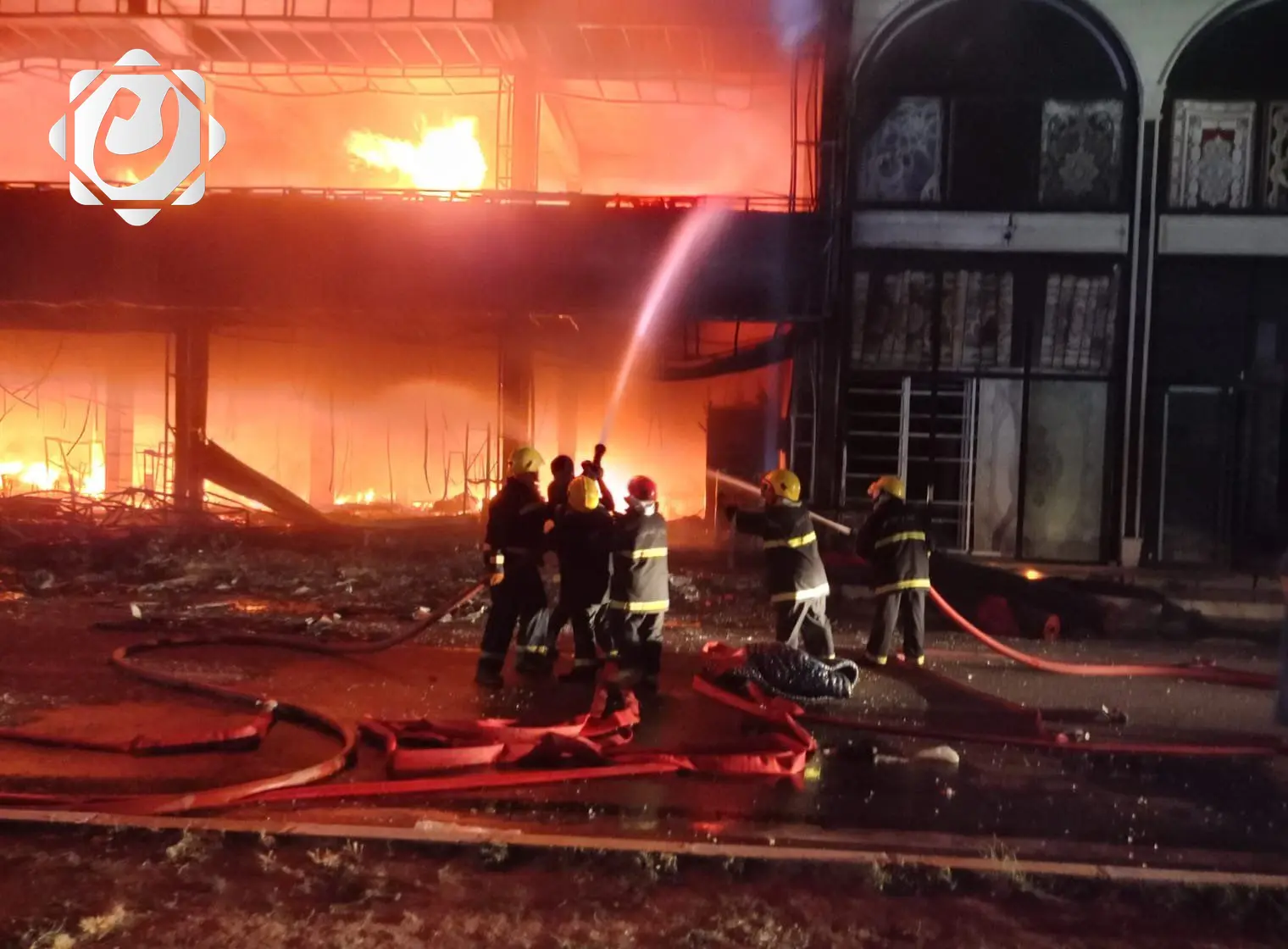 الدفاع المدني يتصدى لحريق في بناية تجارية بتكريت