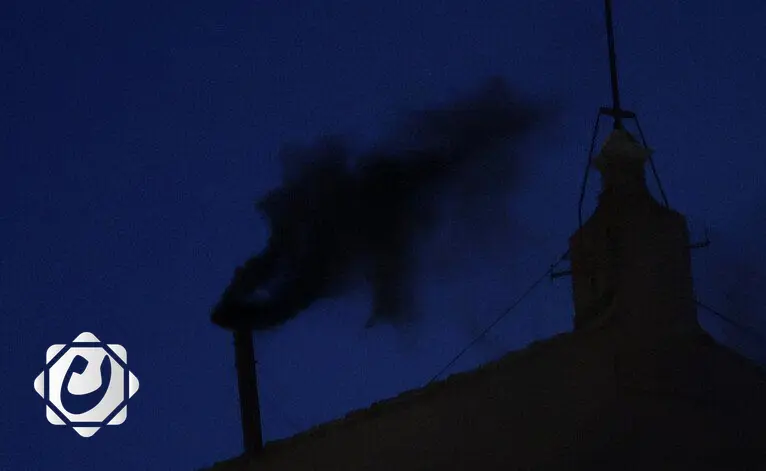 دخان أسود في الفاتيكان: عدم انتخاب بابا جديد في الجولة الأولى