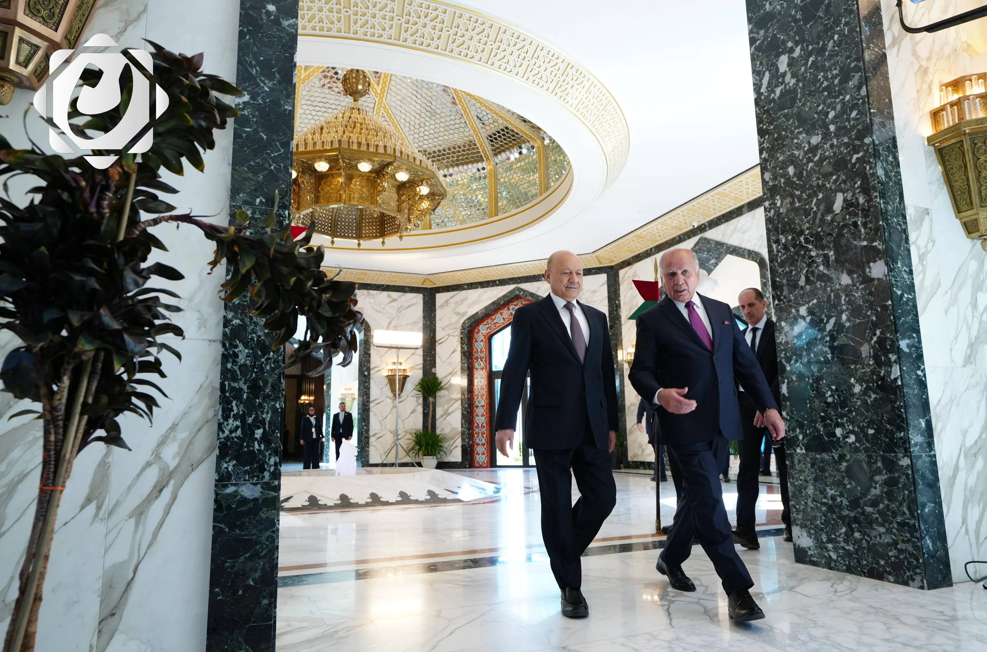 رئيس مجلس القيادة الرئاسي اليمني يصل بغداد للمشاركة في القمة العربية الـ34