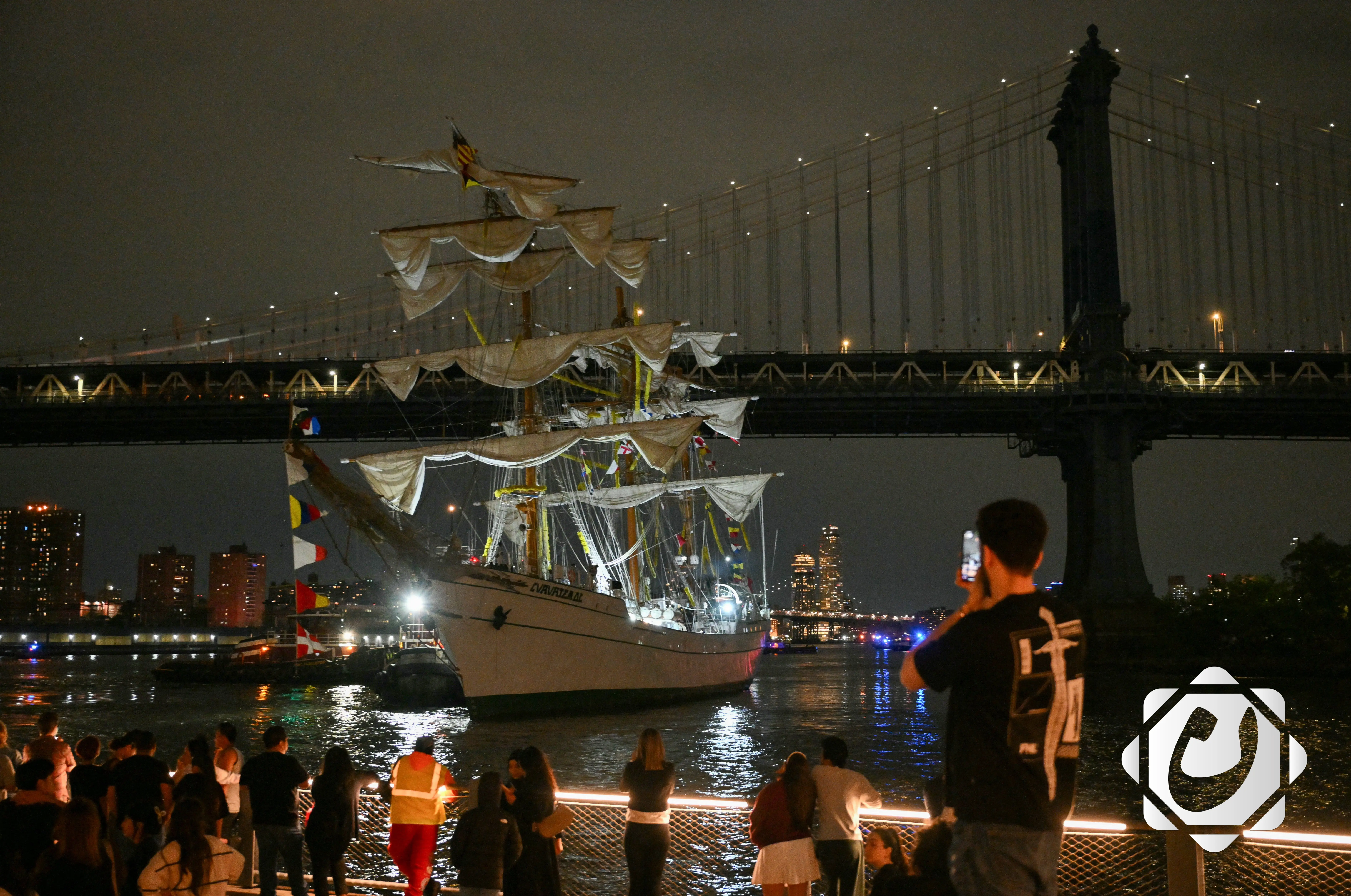 إصابة 22 شخصًا في حادث اصطدام سفينة تدريب مكسيكية بجسر بروكلين