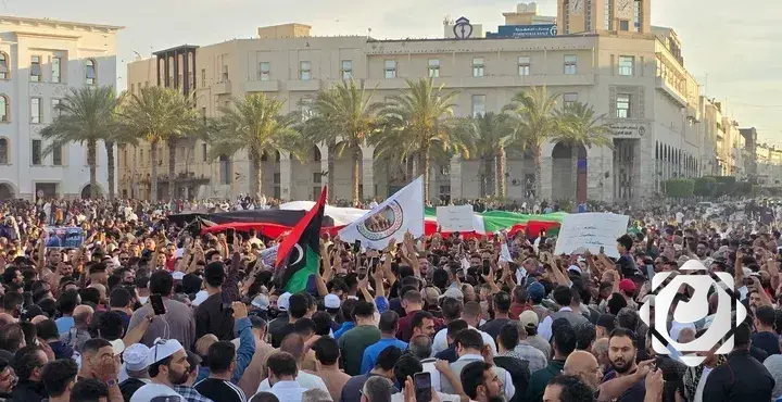 تظاهرات حاشدة في طرابلس تطالب برحيل رئيس الحكومة الليبية وسط تصاعد العنف