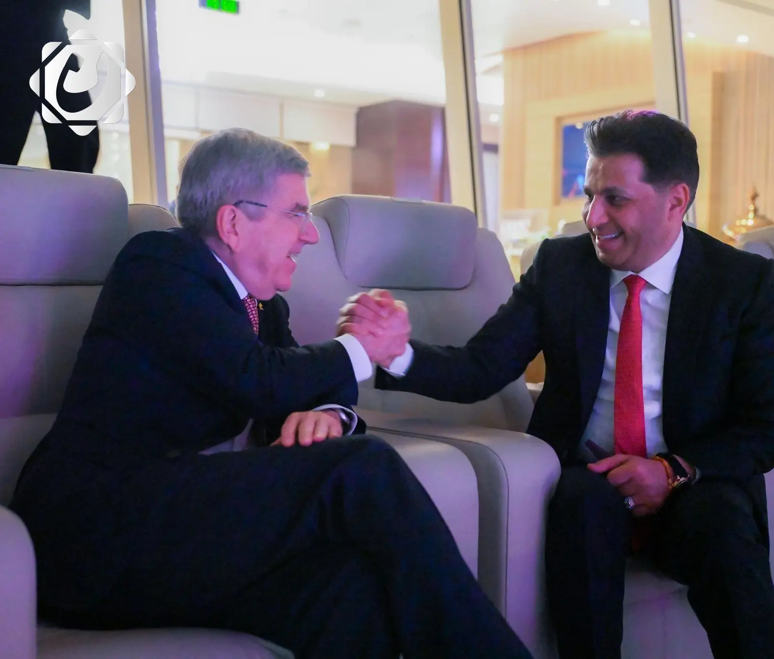 تعزيز العلاقات الأولمبية: مفتن وباخ يناقشان دعم الرياضيين العراقيين