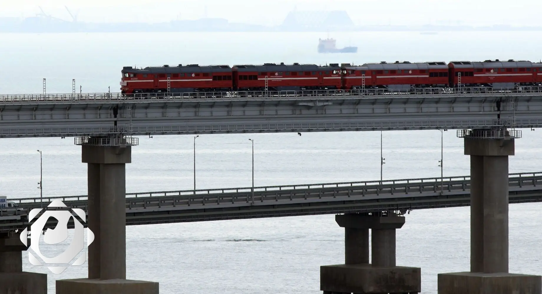 تعليق حركة النقل على جسر القرم بعد هجوم أوكراني جديد