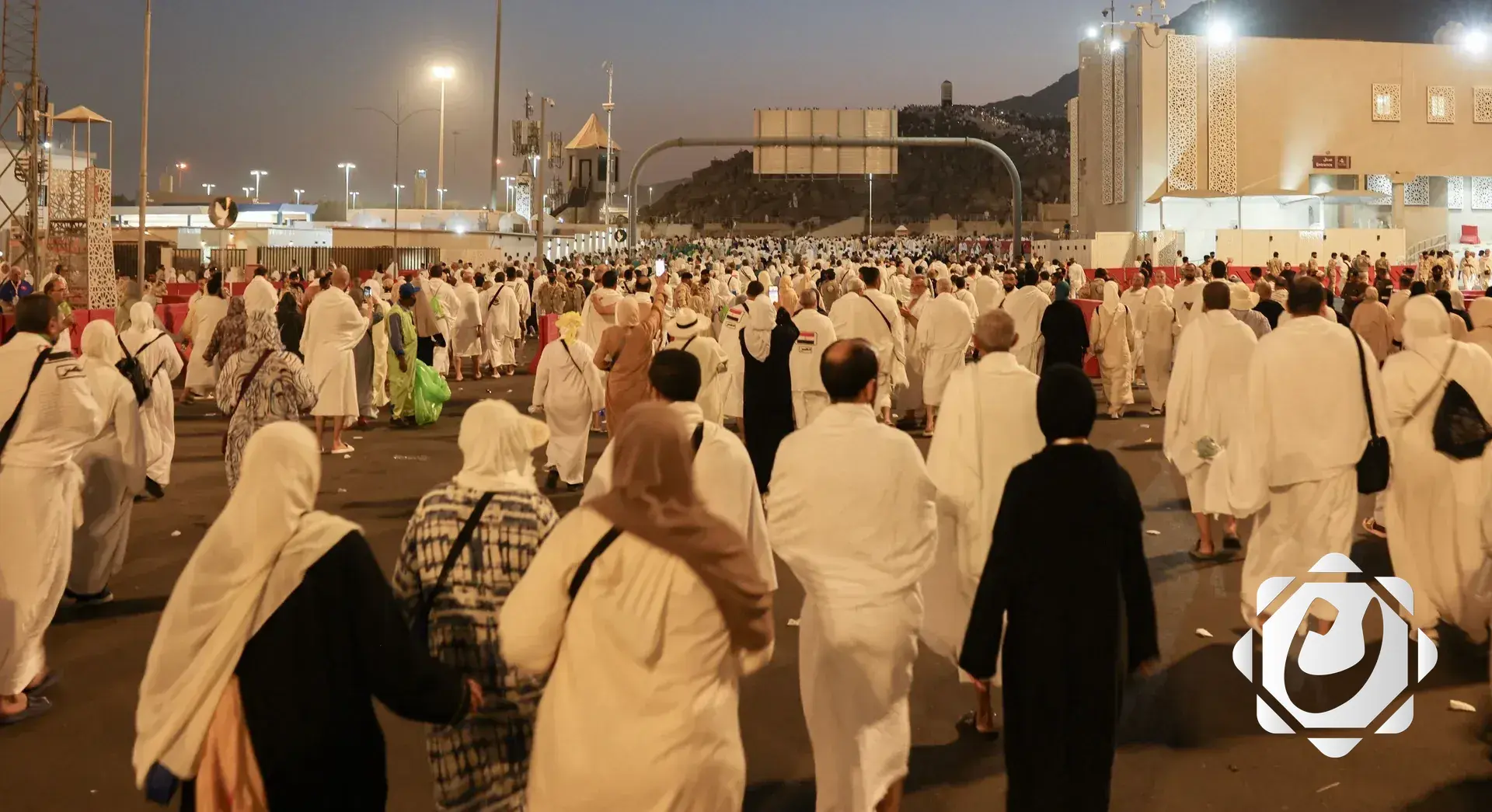 الحجاج يتوافدون إلى منى لإكمال مناسك الحج