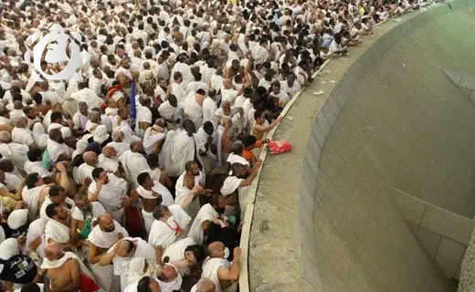 الحجاج العراقيون يواصلون رمي الجمرات في أول أيام التشريق