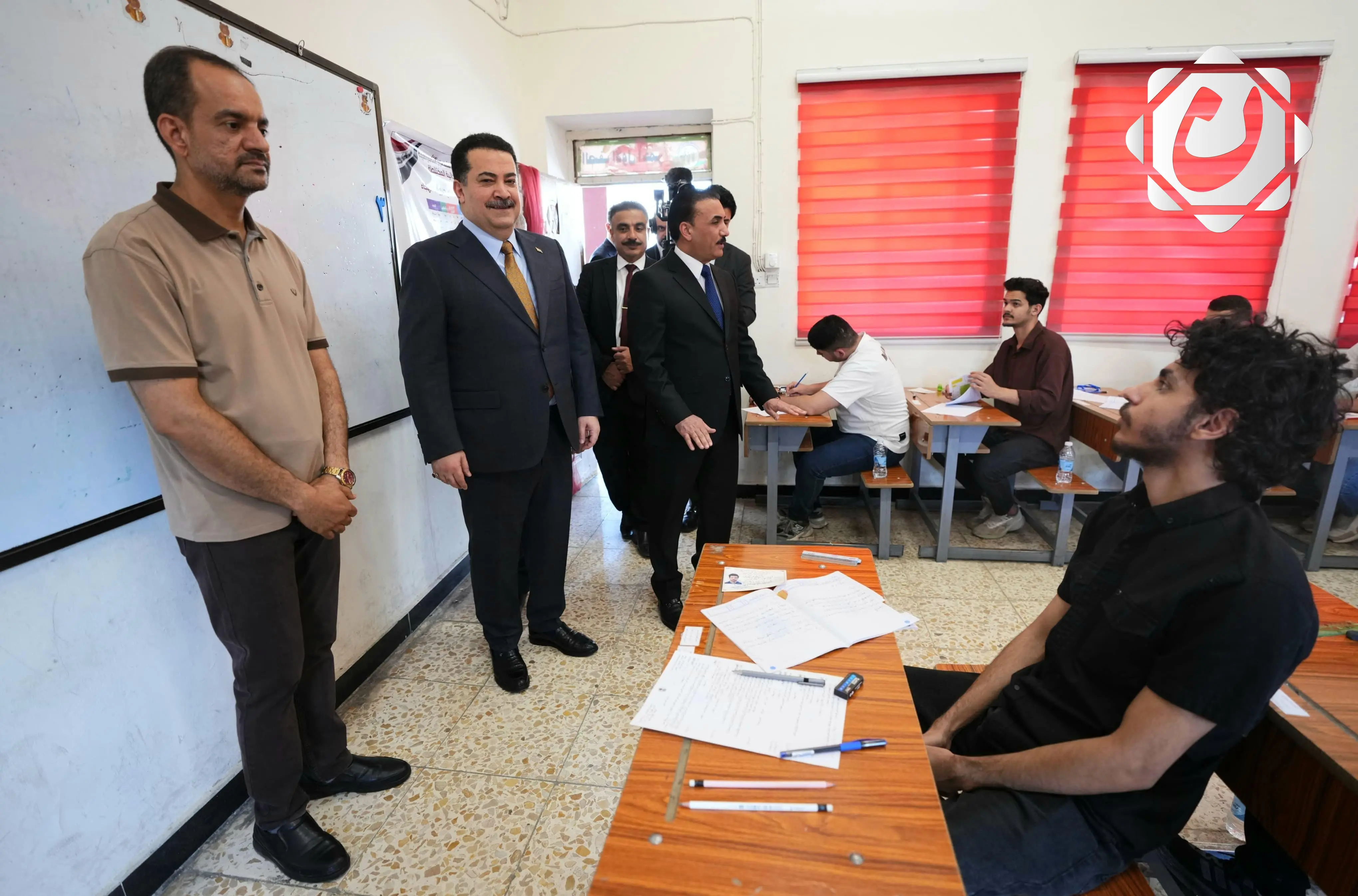 رئيس الوزراء يتفقد مركزاً امتحانياً في جانب الكرخ