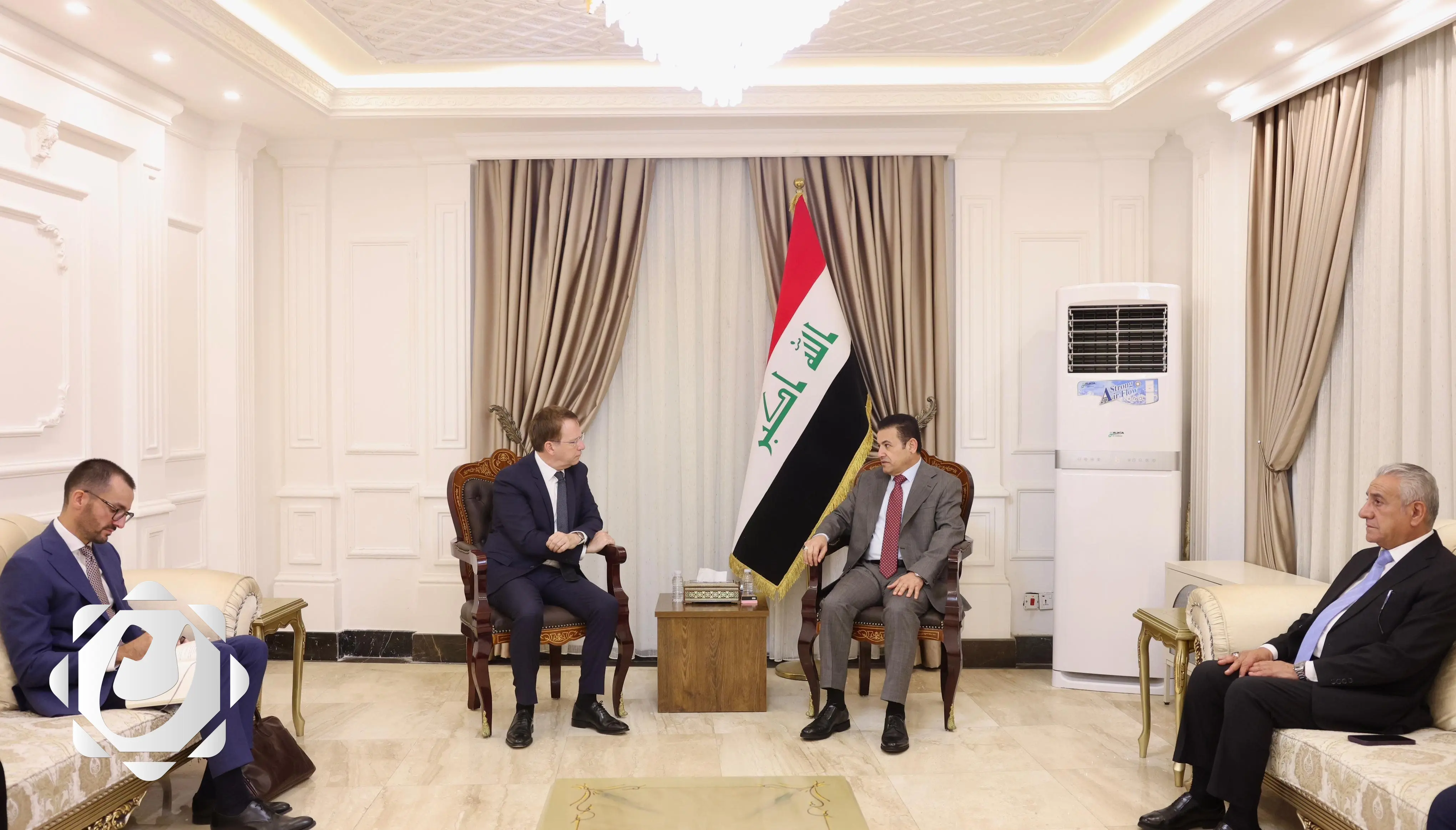 الأعرجي يناقش مع السفير الفرنسي التطورات السياسية والأمنية في المنطقة