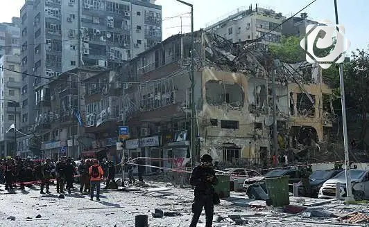 الجيش الإسرائيلي: صاروخ إيراني انشطر واستهدف عدة مواقع في تل أبيب