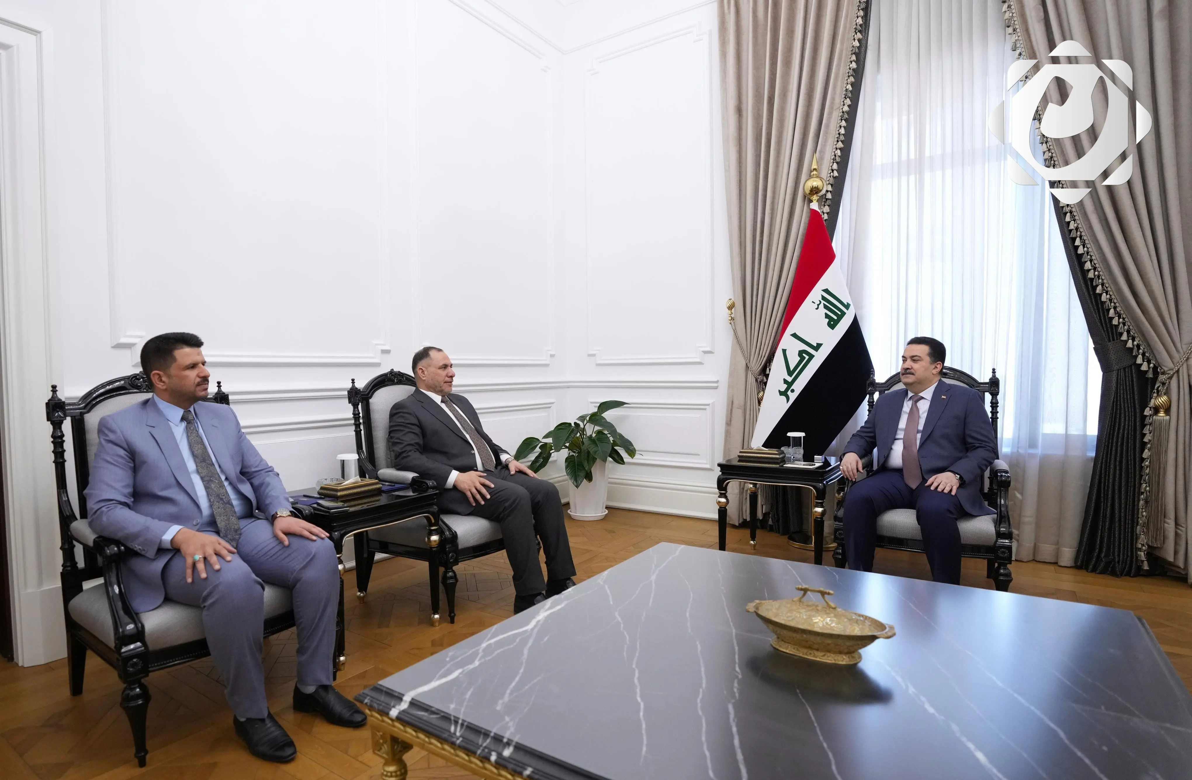 رئيس الوزراء يؤكد على ضرورة استكمال المشاريع الحيوية للمواطنين