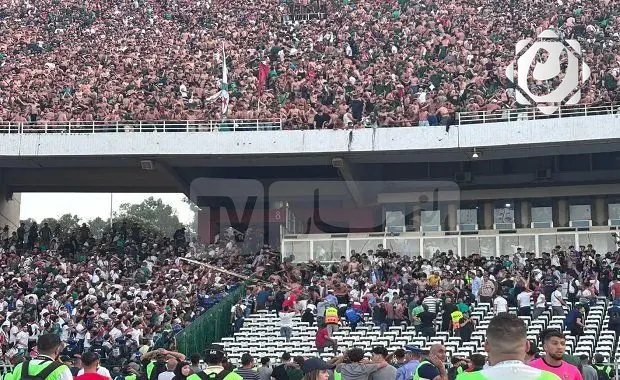 قتيل و11 مصابًا في حادث سقوط بملعب الجزائر