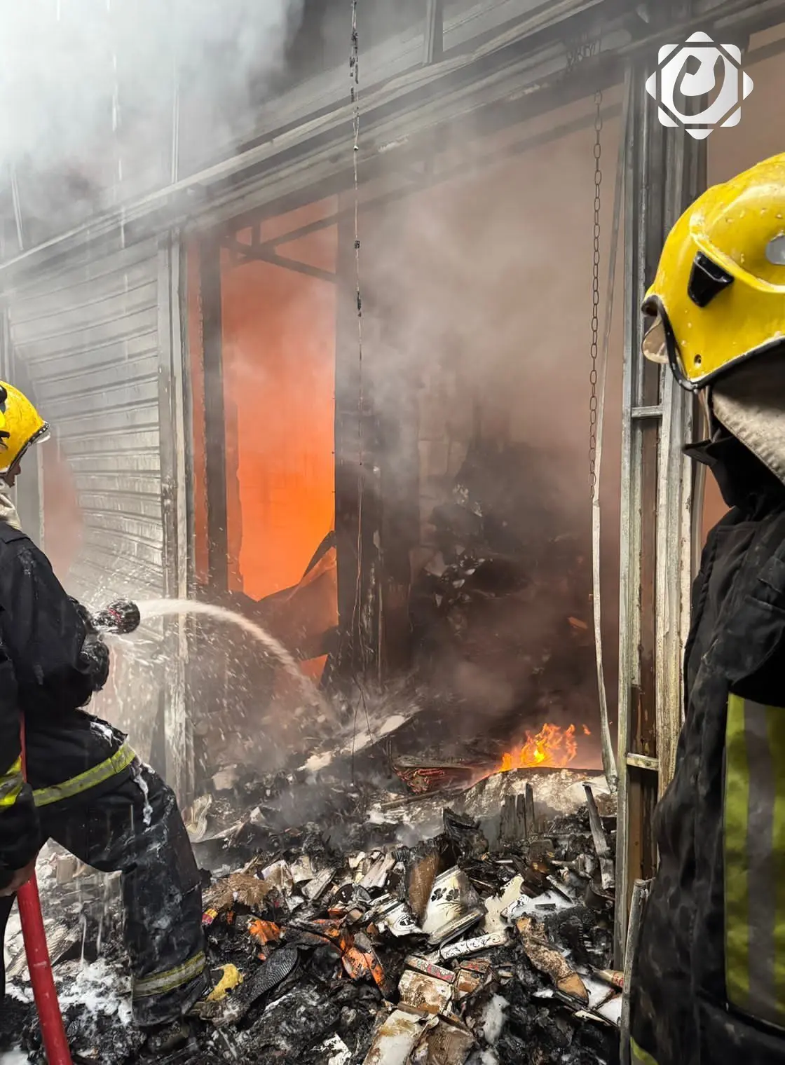 الدفاع المدني يسيطر على حريق في سوق البالات بالكاظمية