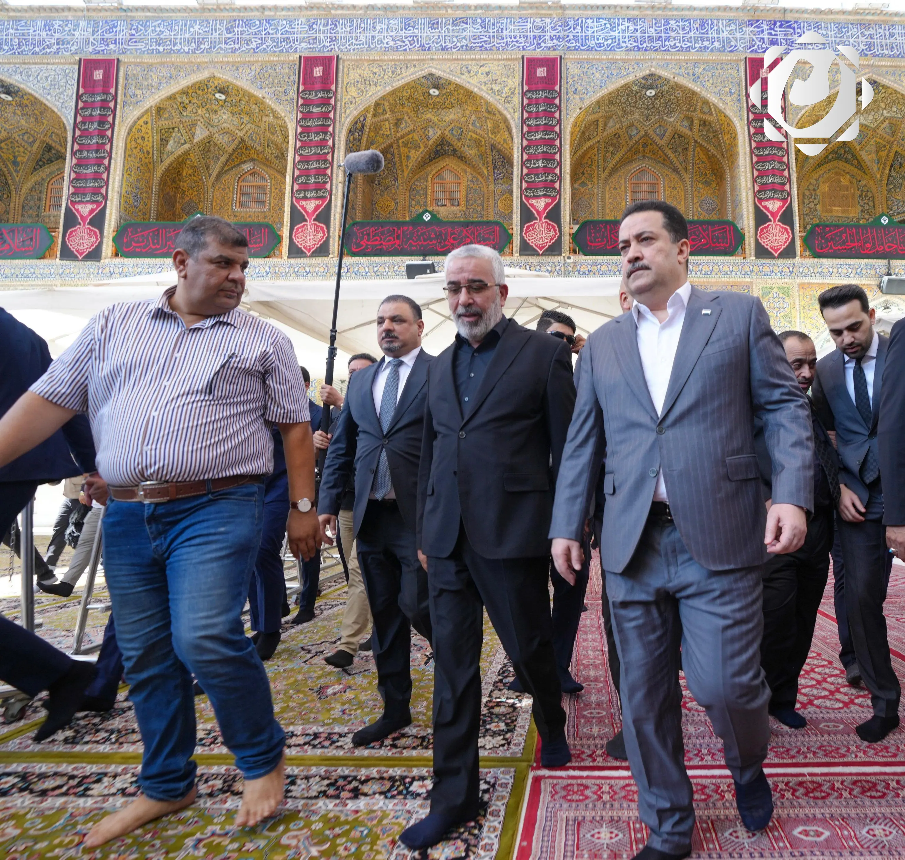 رئيس الوزراء يستمع لمطالب المواطنين في النجف ويؤكد على متابعتها