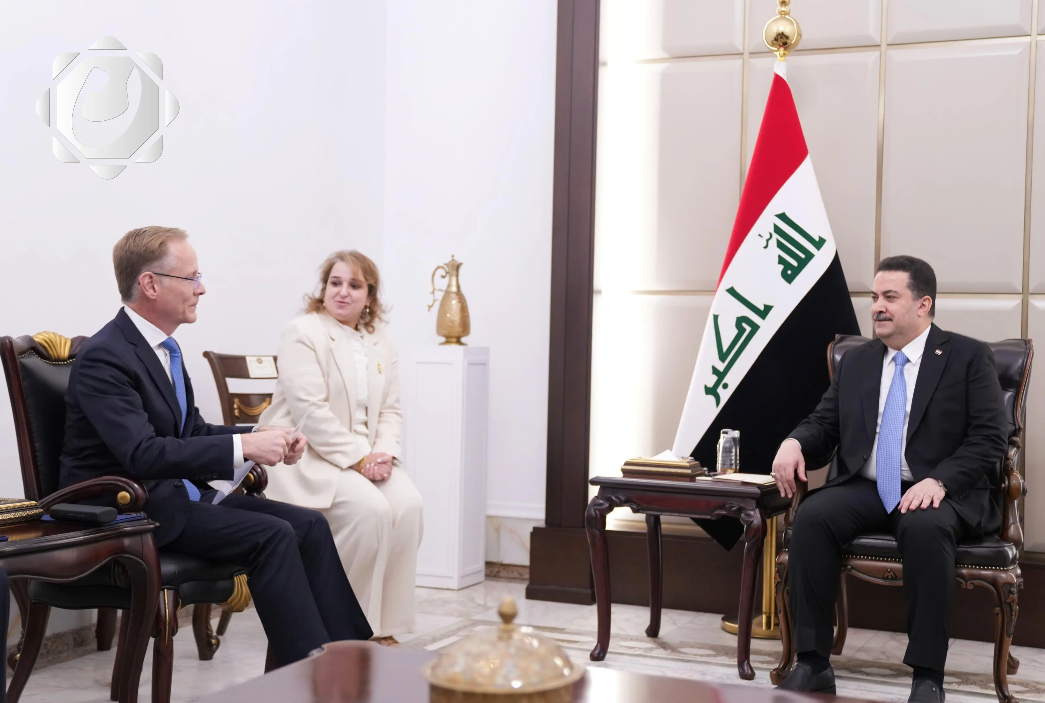 رئيس الوزراء يؤكد توافق رؤية الحكومة مع طروحات شركة شل في تطوير القطاع النفطي