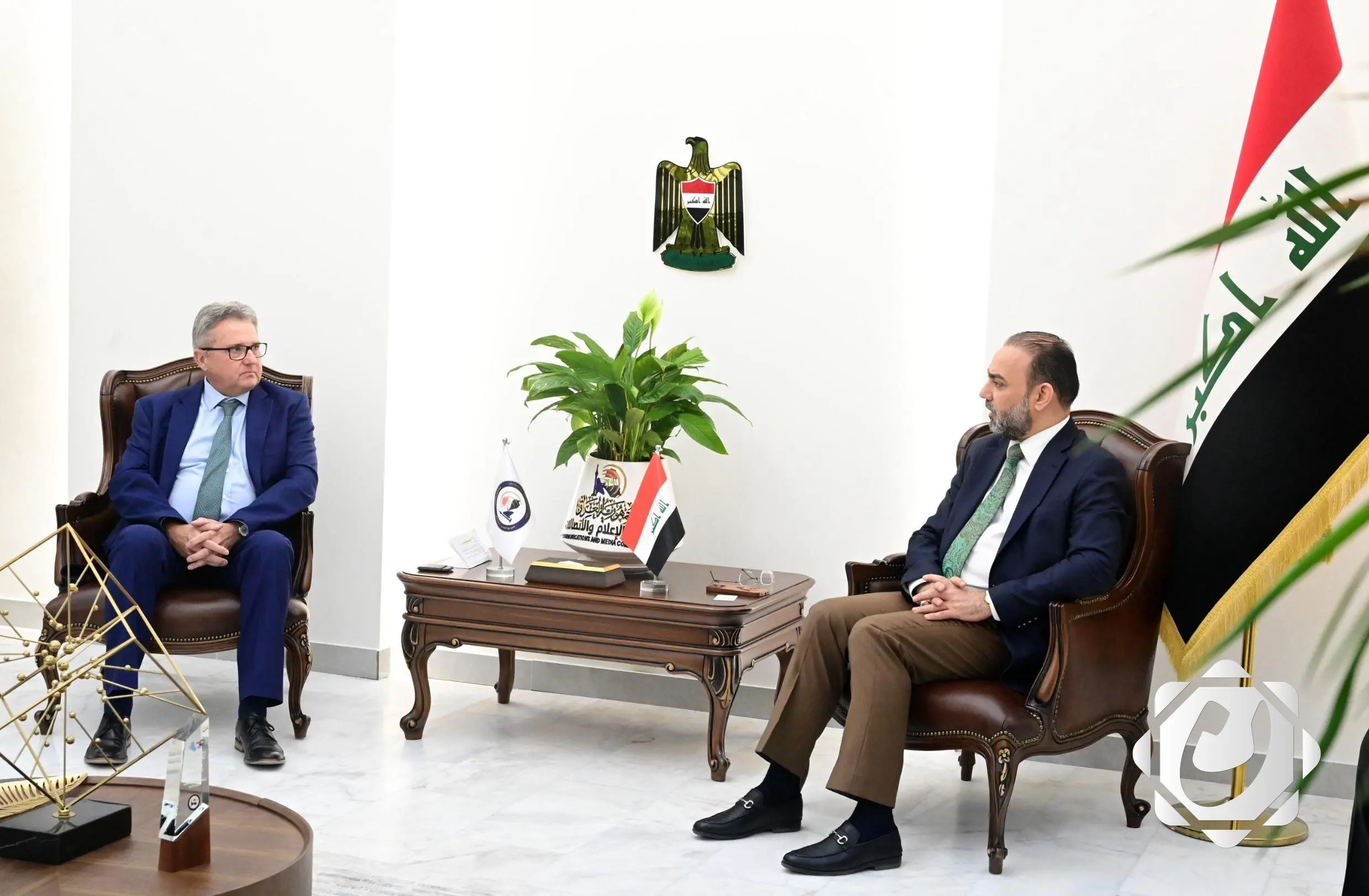 تعزيز التعاون بين هيئة الإعلام والسفارة البريطانية لضبط المحتوى الرقمي