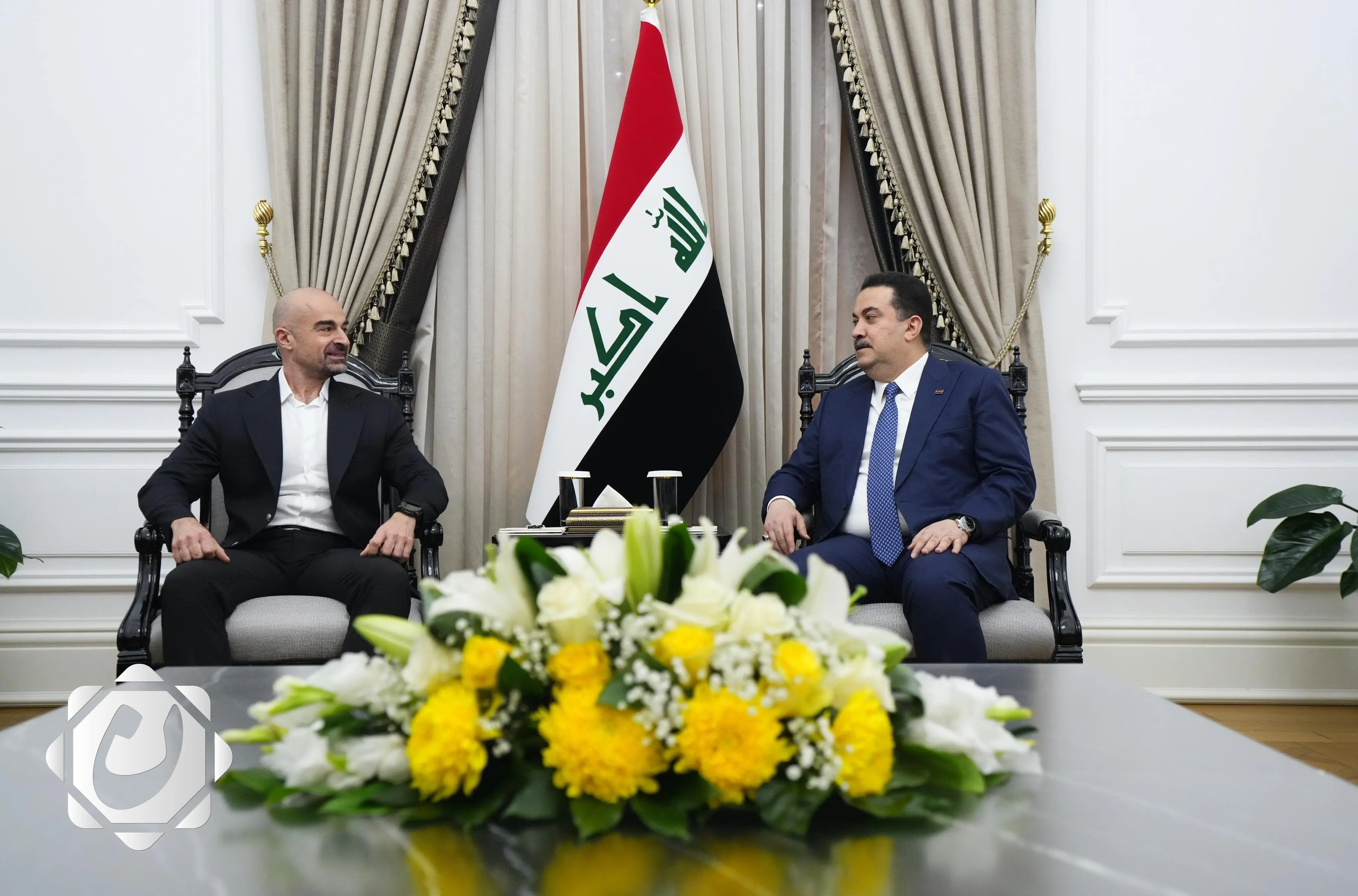 رئيس الوزراء يناقش مع رئيس الاتحاد الوطني الكردستاني تسليم الإيرادات ورواتب الموظفين