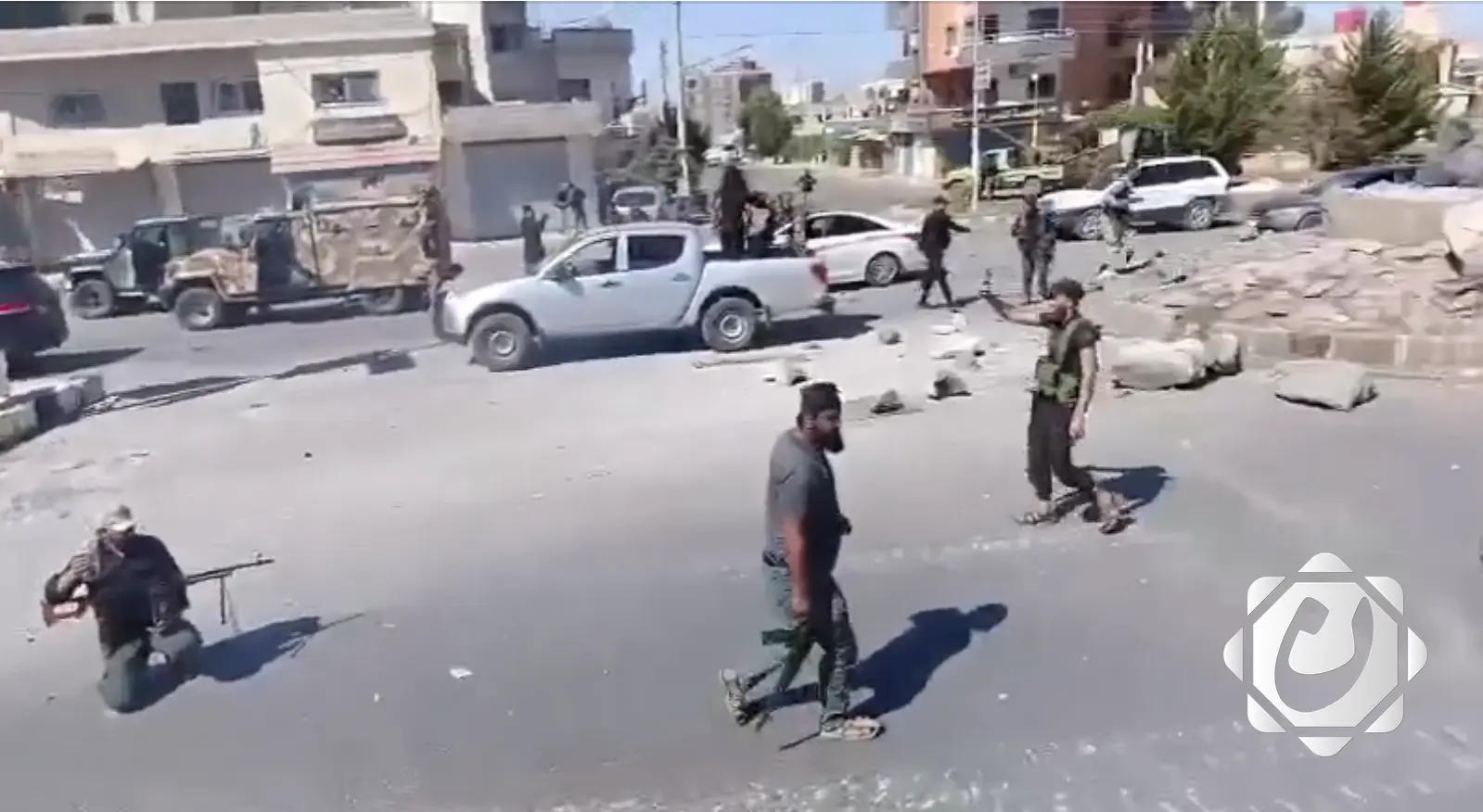 عودة الاشتباكات في مدينة السويداء ومجموعات من الدروز تعبر إلى الأراضي السورية