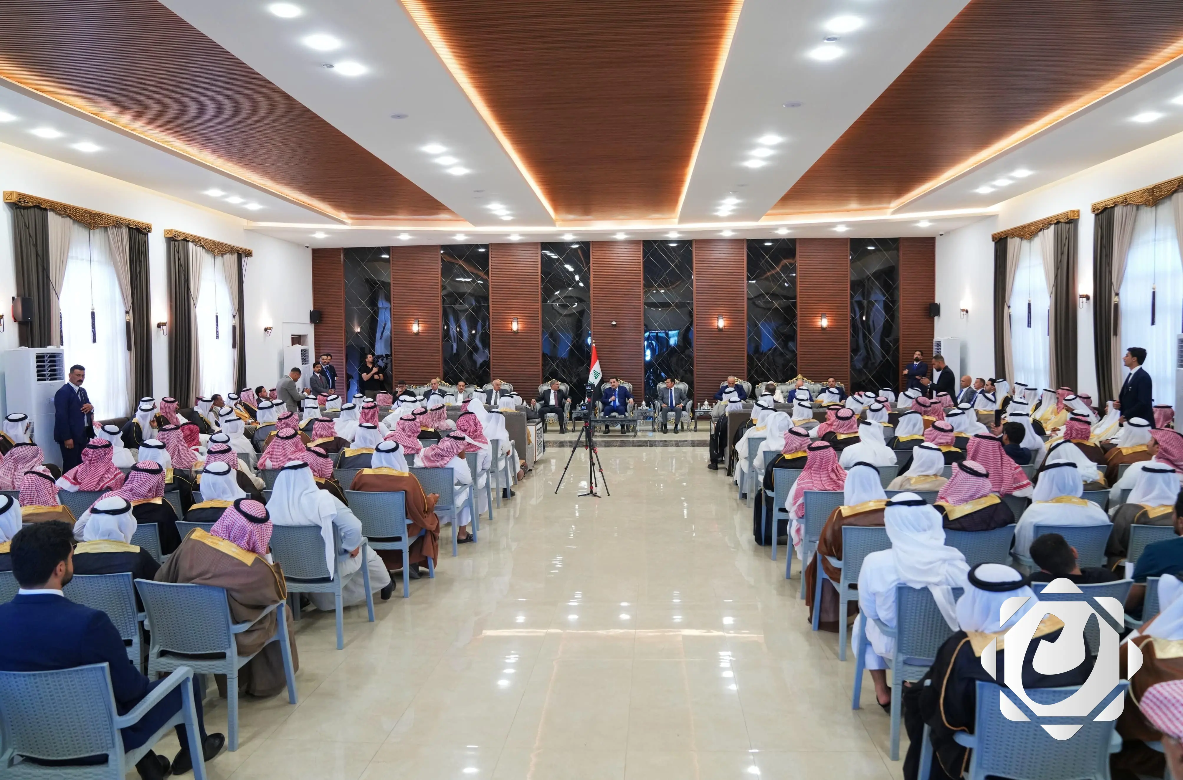 رئيس الوزراء يلتقي شيوخ ووجهاء عشائر شمر وعشائر من نينوى