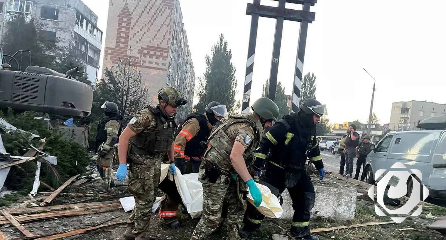 مقتل شخصين وإصابة أكثر من 20 في قصف روسي على بلدة أوكرانية قرب خط المواجهة