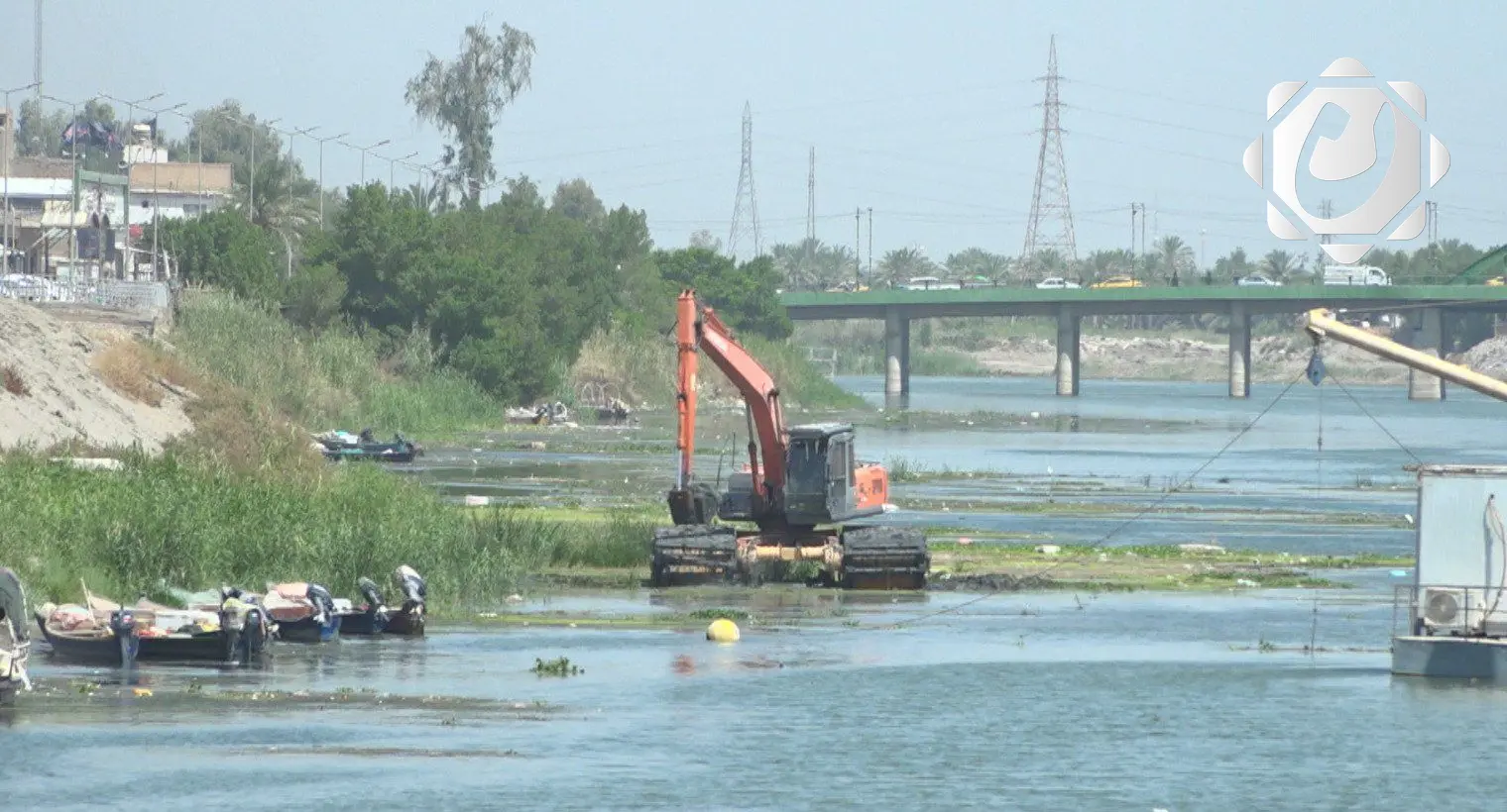 استمرار أعمال كري نهر الفرات في كربلاء لتحسين انسيابية المياه