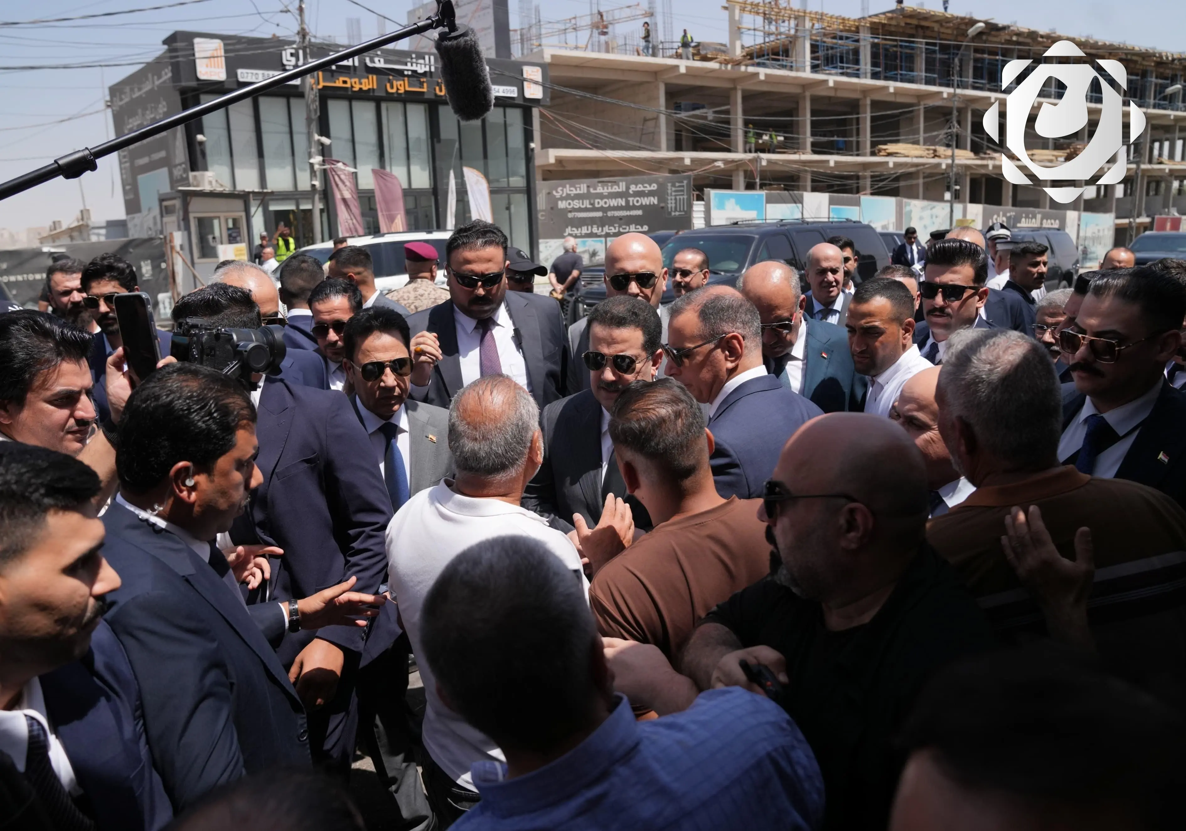 رئيس الوزراء يقوم بجولة في سوق السراي بمدينة الموصل