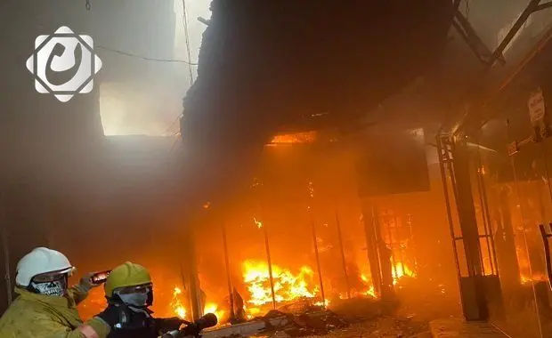 فرق الدفاع المدني تسيطر على حريق في مخزن تجاري وسط بغداد