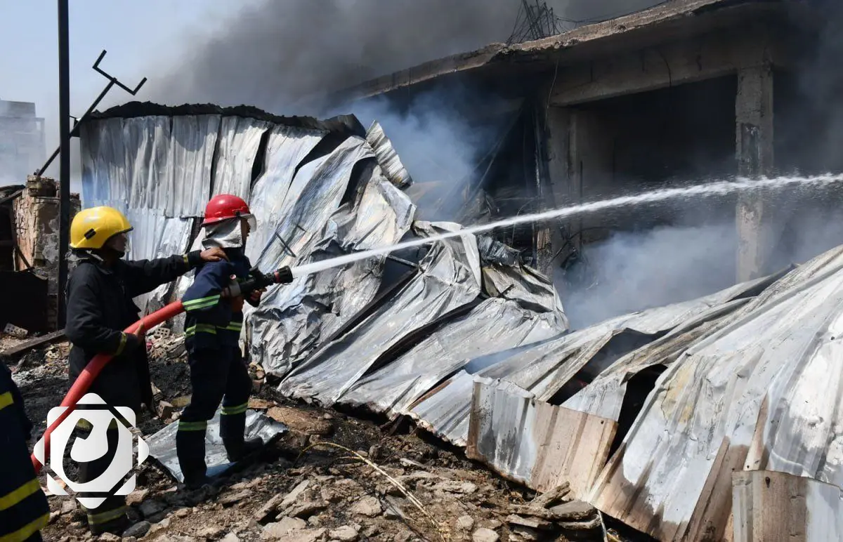 فرق الدفاع المدني تخمد حريقًا في المخازن التجارية ببغداد