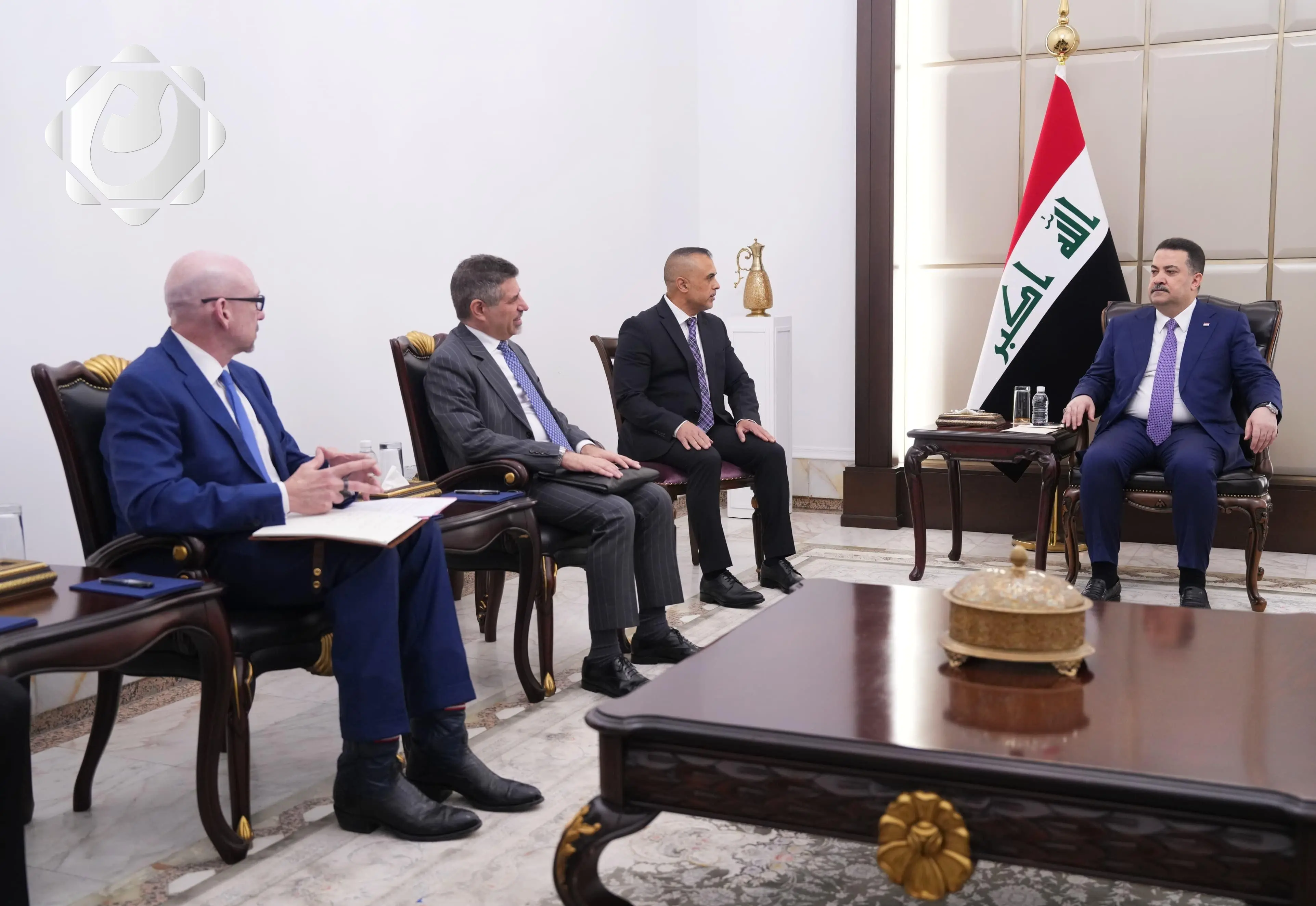 رئيس الوزراء يؤكد أهمية تعزيز فرص العمل من خلال التعاقدات النفطية