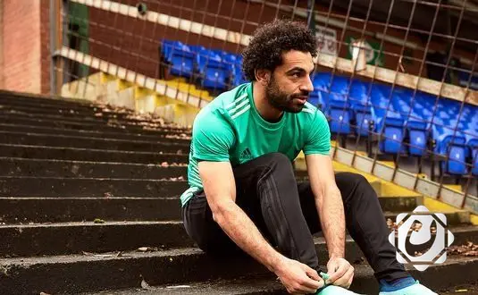 محمد صلاح يكشف عن حذاءه الرياضي الجديد المزدان بعلم مصر