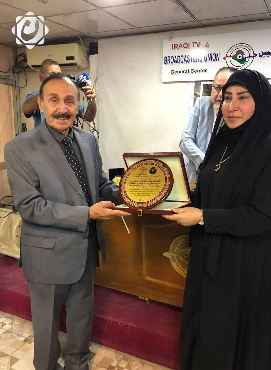 تكريم السيدة اكتفاء مزهر الحسناوي من قبل اتحاد الإذاعيين والتلفزيونيين
