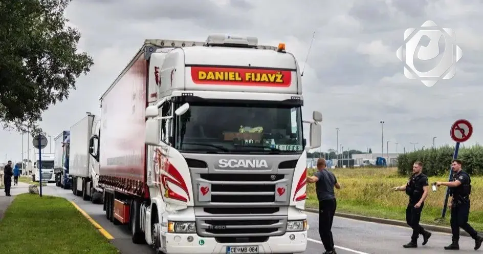 إنقاذ مهاجرين إريتريين في فرنسا بعد اختبائهم داخل شاحنة مبردة