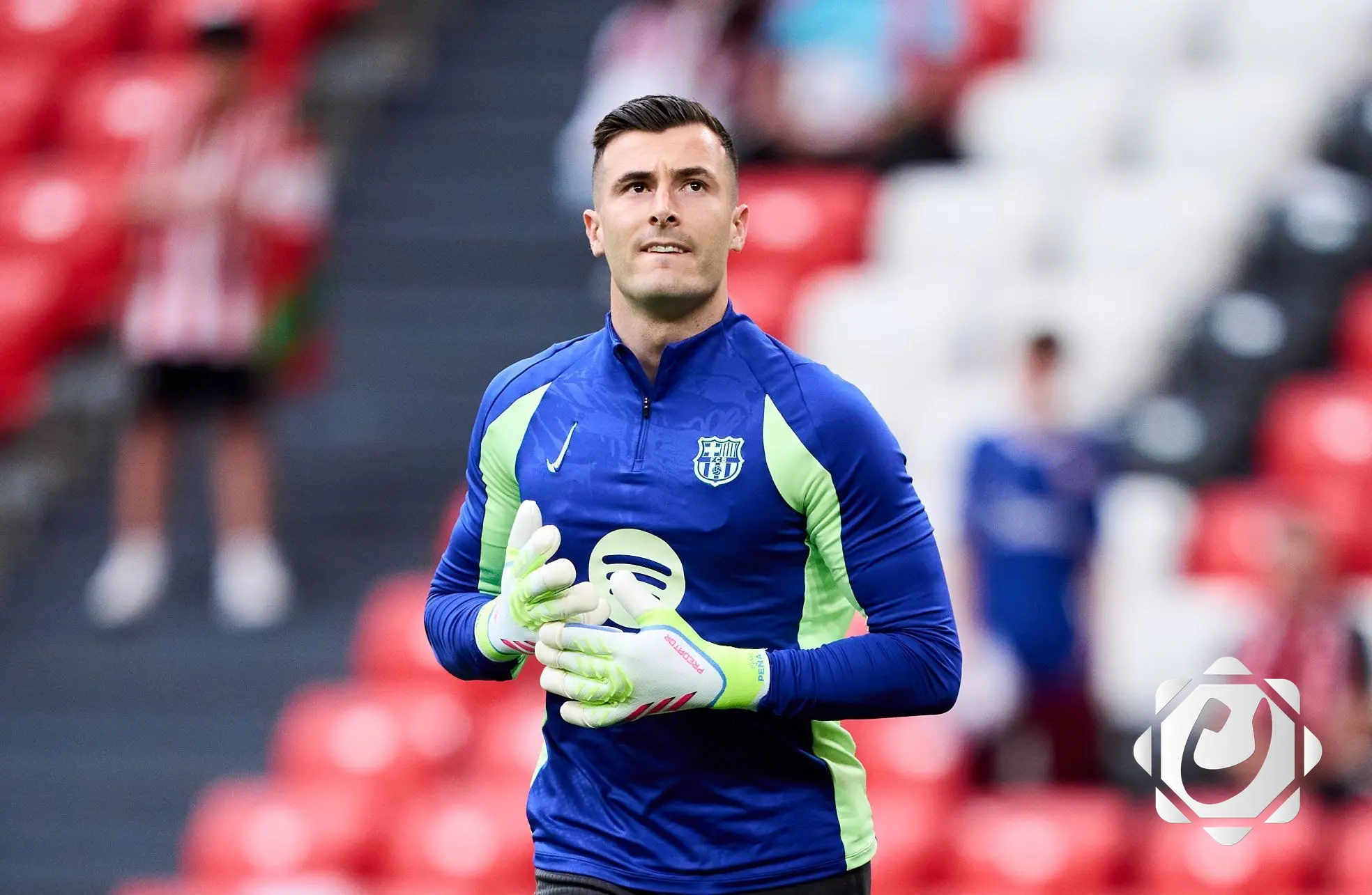 كومو الإيطالي يقدم عرضًا رسميًا لضم حارس برشلونة إيناكي بينا