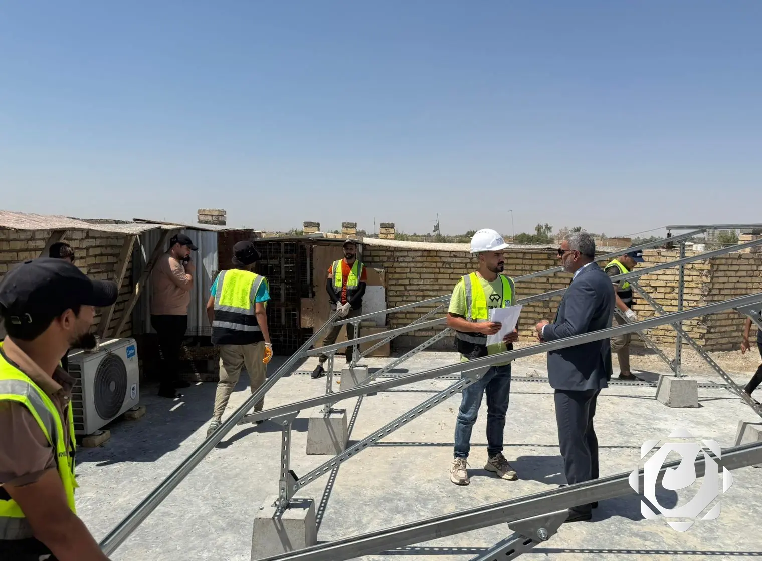 فريق التواصل الحكومي يبدأ توزيع ألف منظومة طاقة شمسية على الأسر المتعففة